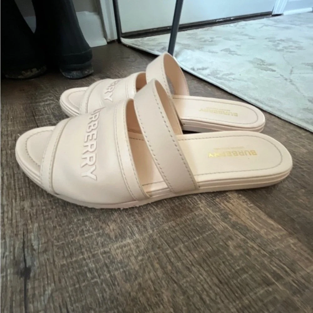 Burberry Cream Sandals with Open Toe and Padded Straps - Picture 4 of 10